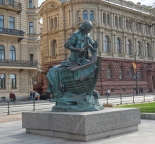 Памятник Петру I на Адмиралтейской набережной «Царь-плотник»